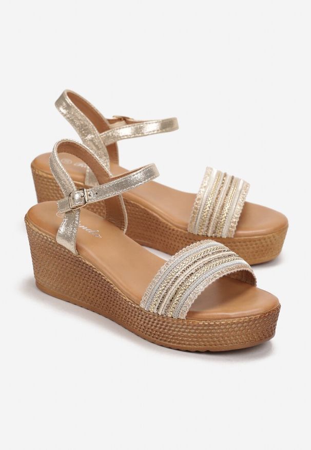 Renee - Złote Sandały w Stylu Boho na Plecionym Koturnie Gorbetai. Okazja: na co dzień. Nosek buta: okrągły, otwarty. Zapięcie: sprzączka. Kolor: złoty. Wzór: koronka. Materiał: koronka, materiał. Sezon: lato, wiosna. Obcas: na koturnie. Styl: boho. Wysokość obcasa: średni
