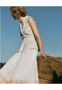 SELF PORTRAIT - Biała sukienka midi z plisowaniem. Kolor: biały. Materiał: żakard, koronka. Wzór: koronka. Typ sukienki: plisowane, dopasowane. Długość: midi #4