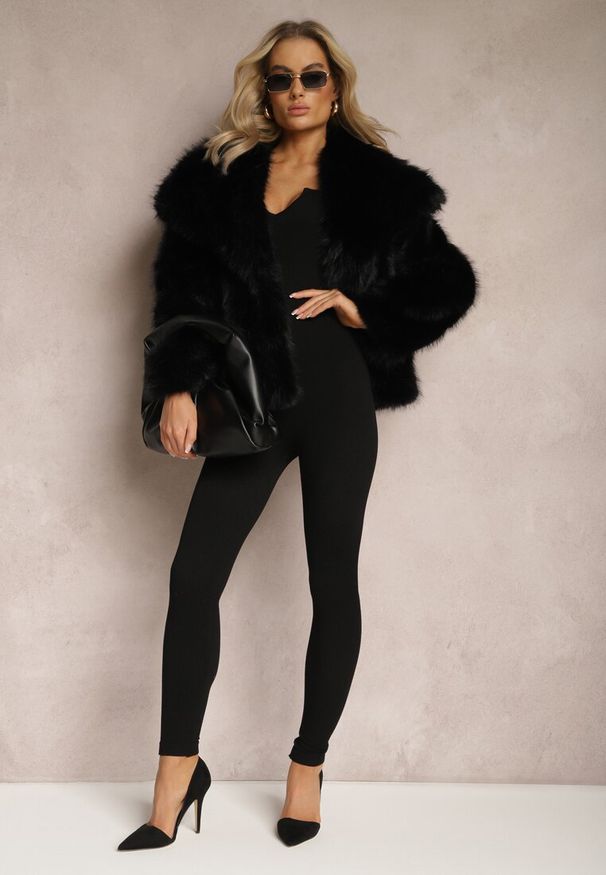 Renee - Czarna Kurtka Futro z Długim Włosiem Zelita. Okazja: na imprezę, na co dzień. Kolor: czarny. Materiał: futro. Długość: długie. Styl: elegancki, casual