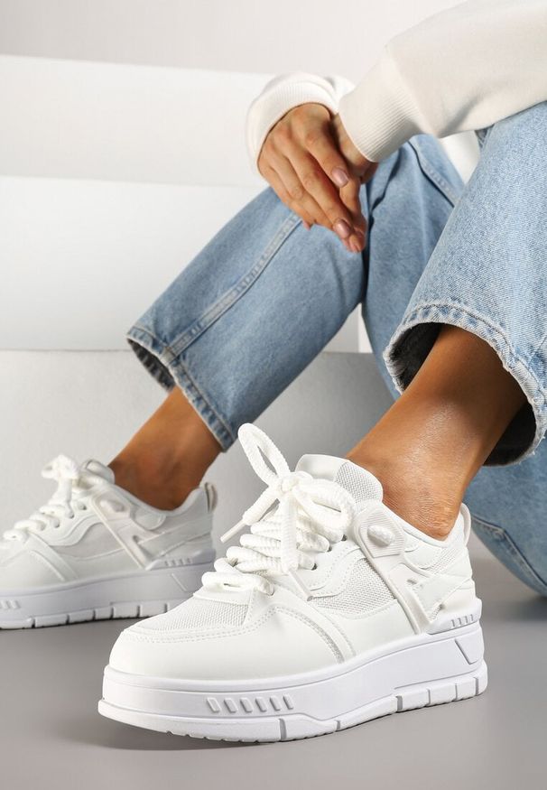 Born2be - Białe Sneakersy w Streetwearowym Stylu na Grubej Podeszwie Teniffia. Okazja: na co dzień. Kolor: biały. Materiał: jeans. Szerokość cholewki: normalna