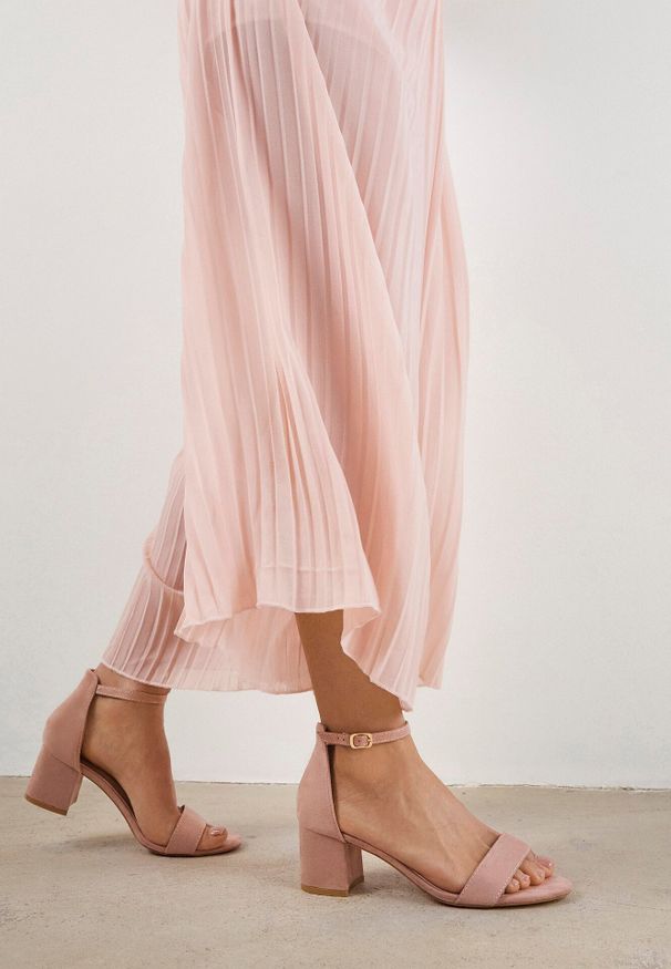 Born2be - Jasnoróżowe Sandały Vices na Obcasie w Klasycznym Stylu Jelhiris. Okazja: na wesele, na ślub cywilny. Zapięcie: sprzączka. Kolor: różowy. Obcas: na obcasie. Styl: klasyczny. Wysokość obcasa: średni