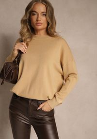 Renee - Beżowy Nietoperzowy Sweter w Minimalistycznym Stylu Raliava. Okazja: na co dzień. Kolor: beżowy. Materiał: skóra, jeans. Styl: casual, elegancki #1