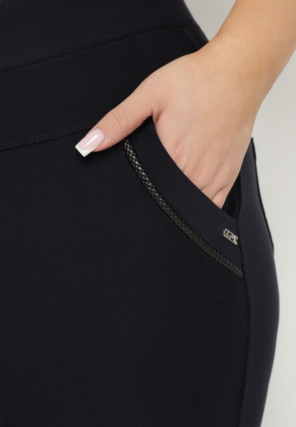 Born2be - Granatowe Spodnie o Dopasowanym Kroju z Gumką w Talii Stellivae. Okazja: na spotkanie biznesowe, na co dzień. Kolekcja: plus size. Kolor: niebieski. Styl: biznesowy, casual