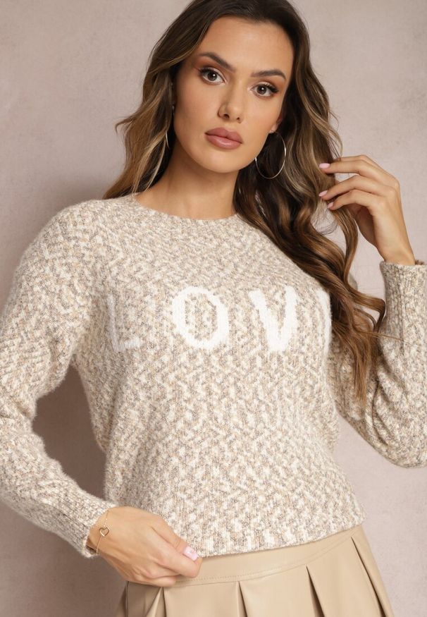Renee - Beżowy Sweter z Ozdobnym Napisem Wykończony Ściągaczami Minisoji. Kolor: beżowy. Materiał: wiskoza, elastan. Wzór: napisy