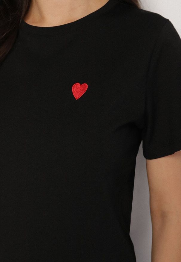 Born2be - Czarny T-shirt z Bawełny z Krótkim Rękawem i Naszywką w Kształcie Serca Viketta. Okazja: na co dzień. Kolor: czarny. Materiał: bawełna. Długość rękawa: krótki rękaw. Długość: krótkie. Wzór: aplikacja. Styl: klasyczny, casual