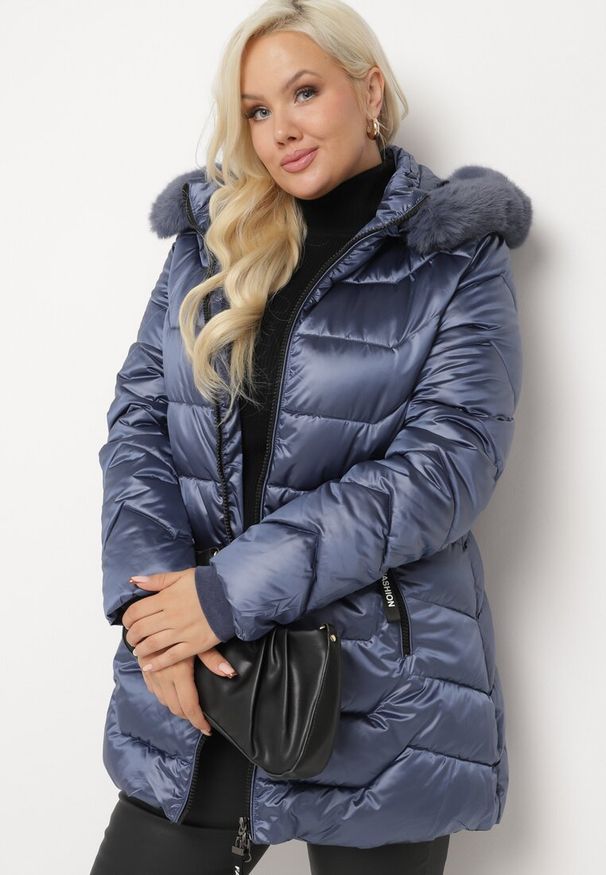 Born2be - Granatowa Kurtka z Pikowanymi Przeszyciami i Odpinanym Futerkiem przy Kapturze Vensie. Okazja: na co dzień. Kolekcja: plus size. Kolor: niebieski. Materiał: futro. Styl: klasyczny, casual, elegancki