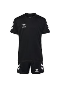 Dziecięcy zestaw koszulka + spodenki Hummel Logo. Okazja: na co dzień. Kolor: czarny. Materiał: dresówka. Styl: młodzieżowy, casual, sportowy #1