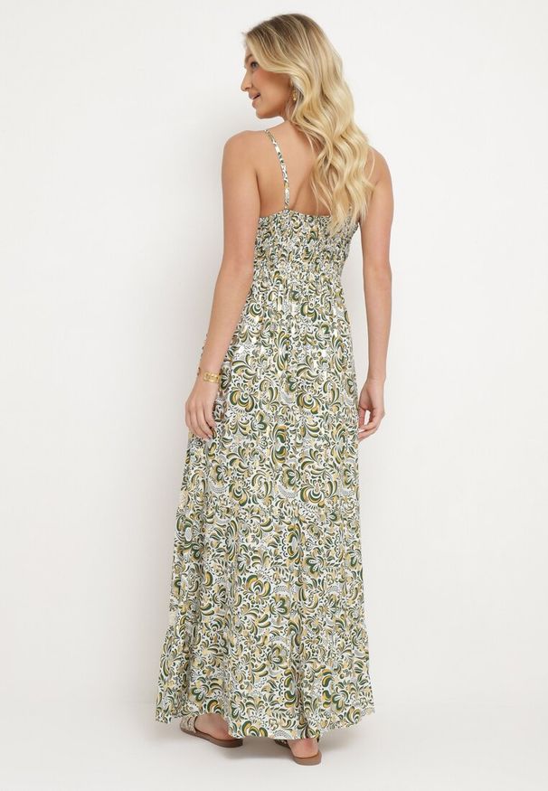 Born2be - Zielono-Beżowa Rozkloszowana Sukienka z Bawełny na Cienkich Ramiączkach z Gumką w Pasie i Haftem Xuretta. Okazja: na spacer, na imprezę. Typ kołnierza: dekolt w kształcie V. Kolor: zielony. Materiał: bawełna. Długość rękawa: na ramiączkach. Wzór: haft. Sezon: lato. Styl: boho