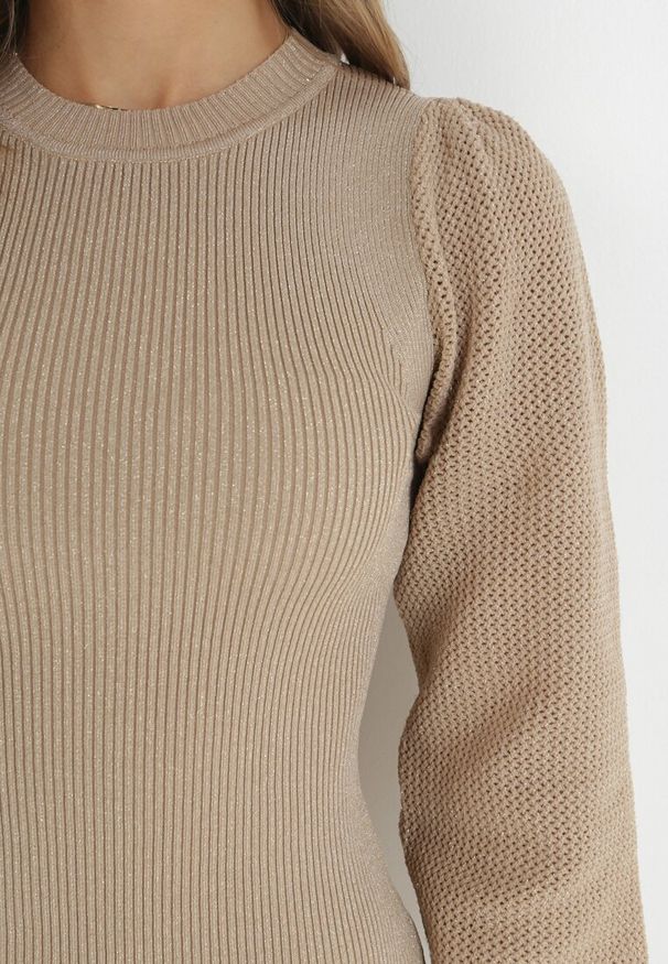 Born2be - Beżowa Sukienka Dzianinowa z Bufiastym Rękawem Janoah. Okazja: na co dzień, na randkę. Kolor: beżowy. Materiał: dzianina. Wzór: jednolity. Typ sukienki: dopasowane. Styl: casual, klasyczny. Długość: mini