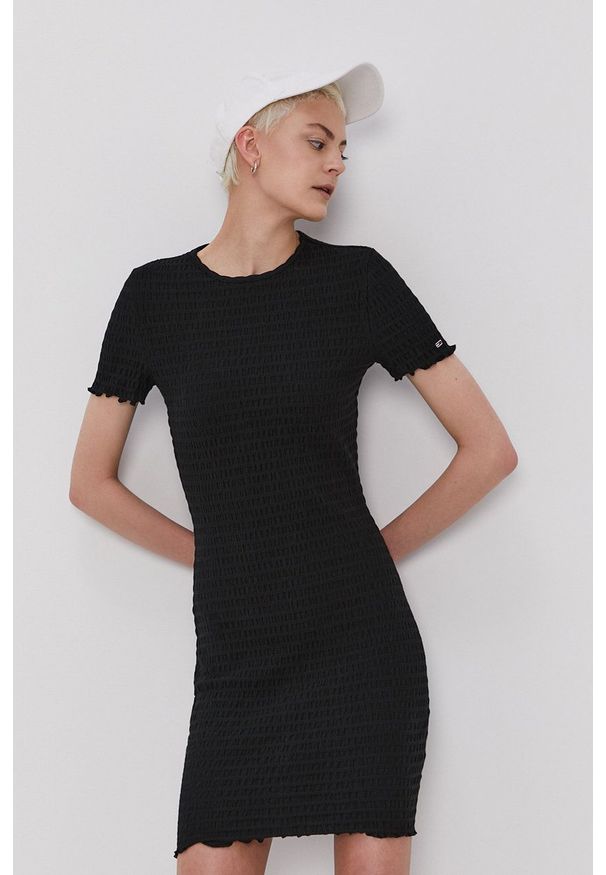 Tommy Jeans - Sukienka. Kolor: czarny. Materiał: dzianina, bawełna. Długość rękawa: krótki rękaw. Wzór: gładki. Typ sukienki: dopasowane