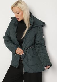 Born2be - Ciemnozielona Pikowana Kurtka z Kapturem i Ozdobnymi Suwakami Carnaye. Okazja: na co dzień, na spacer. Typ kołnierza: kaptur. Kolekcja: plus size. Kolor: zielony. Materiał: jeans. Styl: sportowy, casual, elegancki