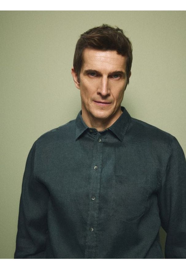 Reserved - Lniana koszula regular fit - oliwkowy. Kolor: oliwkowy. Materiał: len