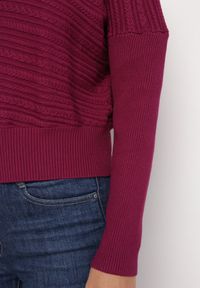 Born2be - Bordowy Sweter z Wełną o Asymetrycznym Fasonie z Tłoczeniem Sarositte. Kolor: czerwony. Materiał: wełna