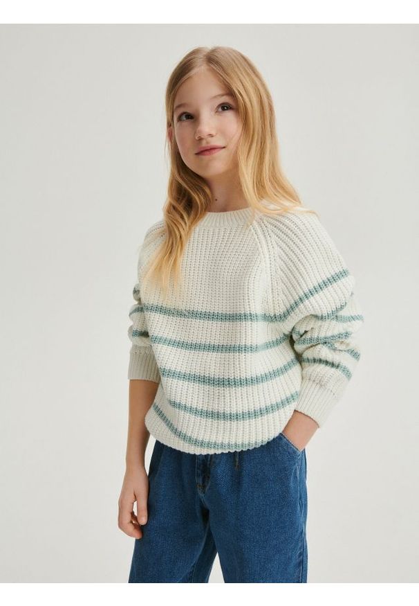 Reserved - Klasyczny sweter w paski - wielobarwny. Materiał: dzianina, bawełna. Wzór: paski. Styl: klasyczny