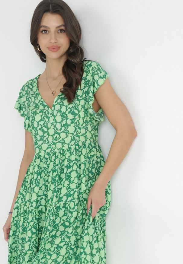 Born2be - Zielona Sukienka Mini z Wiskozy z Falbanką Przy Ramionach i na Dole Jaysing. Kolor: zielony. Materiał: wiskoza. Długość: mini