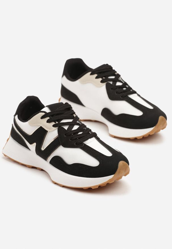 Renee - Czarne Sneakersy Ozdobione Geometrycznym Motywem Zdivena. Okazja: na co dzień. Zapięcie: bez zapięcia. Kolor: czarny. Materiał: jeans. Wzór: aplikacja, geometria. Sezon: wiosna, lato. Obcas: na platformie