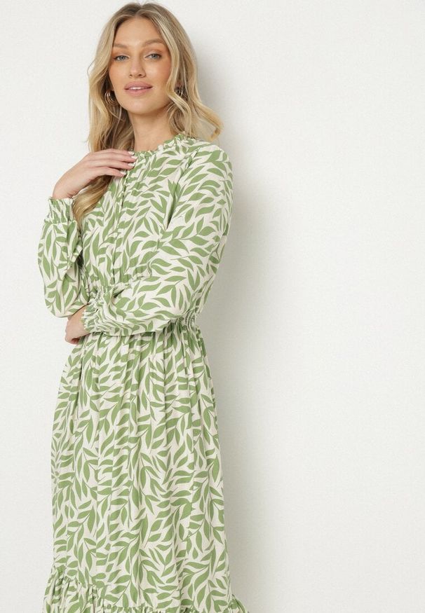 Born2be - Zielona Sukienka o Rozkloszowanym Kroju z Falbankami i Gumką w Pasie Ridiluria. Okazja: na co dzień. Typ kołnierza: kołnierz z falbankami. Kolor: zielony. Materiał: skóra. Styl: elegancki, casual