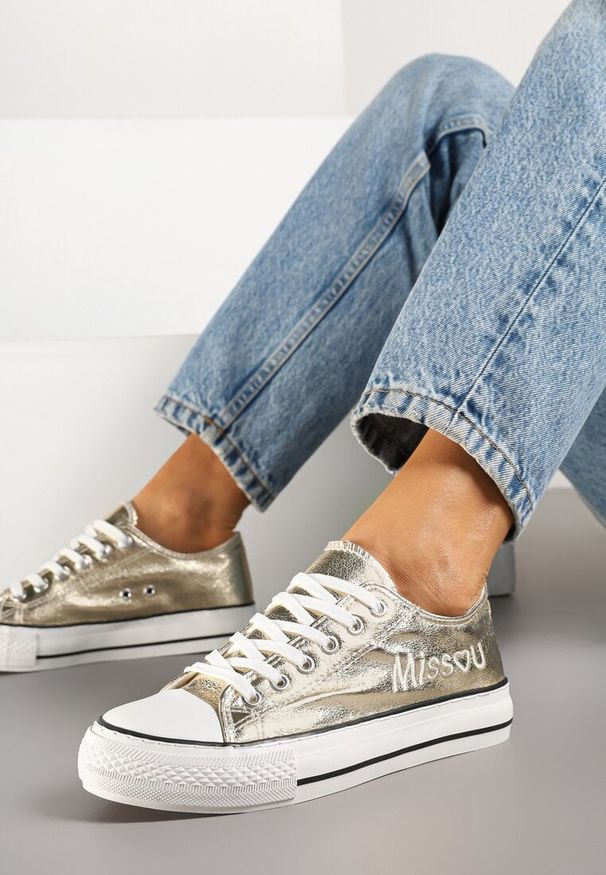 Born2be - Złote Trampki pod Kostkę Ozdobione Napisem i Brokatem Terlevia. Okazja: na co dzień. Kolor: złoty. Materiał: jeans. Wzór: napisy, aplikacja. Styl: glamour, casual