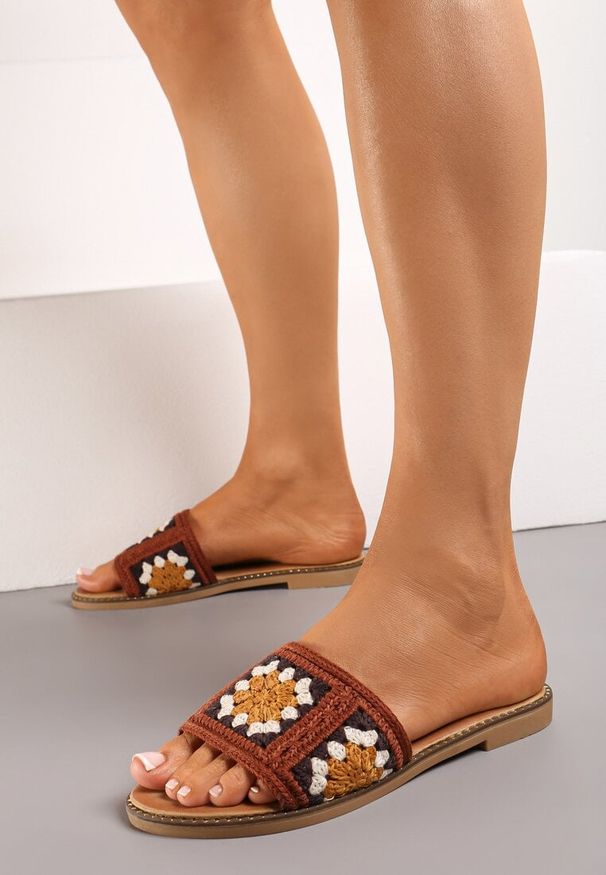Born2be - Brązowe Płaskie Klapki w Stylu Boho Ozdobione Nitami Yarpena. Okazja: na imprezę, na co dzień, na spacer. Nosek buta: otwarty. Kolor: brązowy. Wzór: aplikacja. Materiał: materiał. Sezon: lato. Obcas: na obcasie. Styl: boho. Wysokość obcasa: bez obcasa, niski