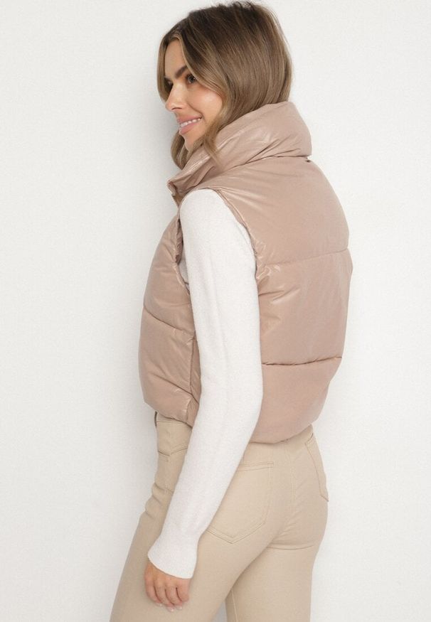 Born2be - Beżowa Puchowa Kamizelka Pikowana o Krótki Kroju Iritila. Okazja: na spacer, na co dzień. Kolor: beżowy. Materiał: puch. Długość: krótkie. Styl: casual, elegancki, sportowy