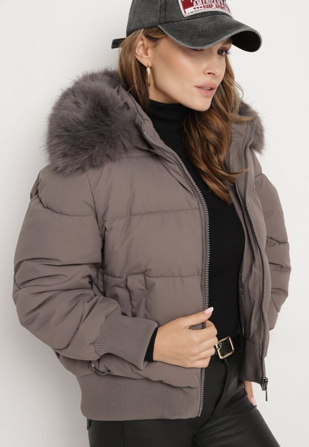 Born2be - Ciemnoszara Pikowana Kurtka z Szerokimi Ściągaczami i Ozdobnym Futrem przy Kapturze Inandria. Okazja: do pracy, na co dzień, na spotkanie biznesowe. Kolor: szary. Materiał: futro. Długość rękawa: długi rękaw. Długość: długie. Styl: klasyczny, casual, elegancki, biznesowy