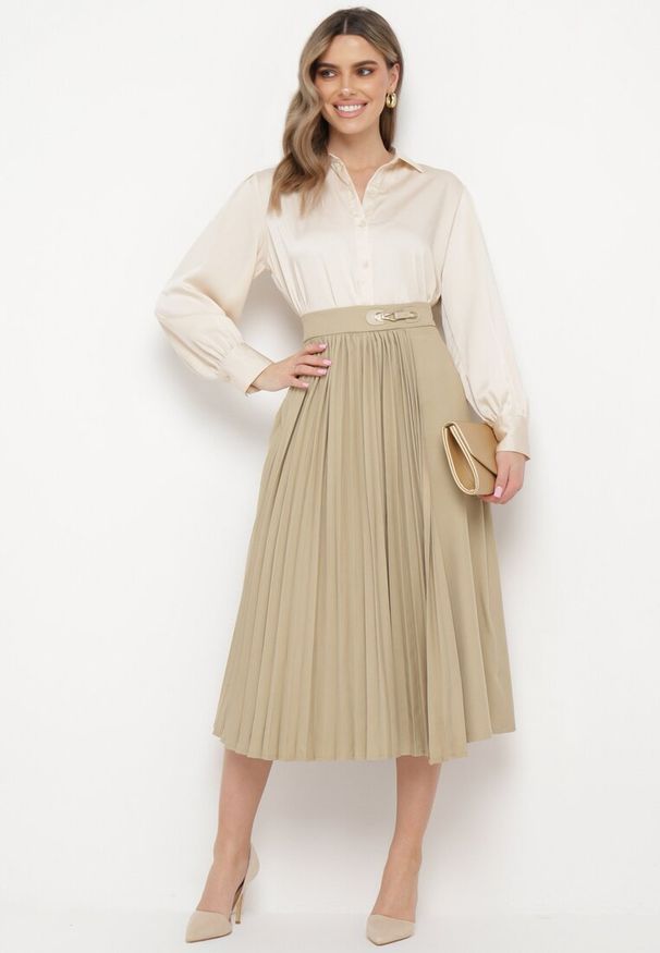 Born2be - Beżowa Rozkloszowana Spódnica Midi Plisowana z Klamerką Faelannia. Kolor: beżowy. Styl: elegancki