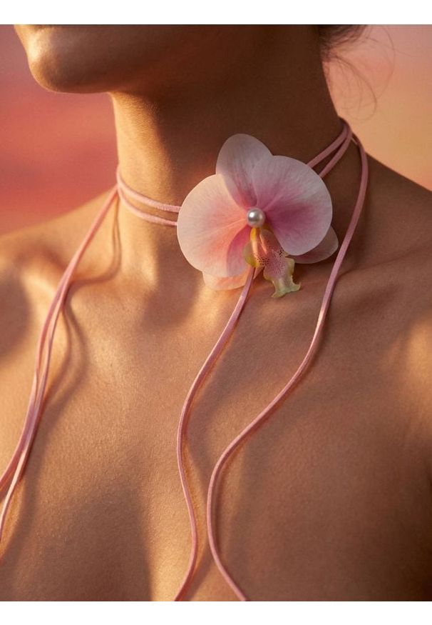 Sinsay - Wiązany materiałowy naszyjnik z kwiatem - wielobarwny. Wzór: kwiaty