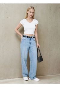 Sinsay - Prążkowany crop top - biały. Kolor: biały. Materiał: prążkowany