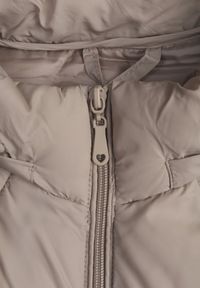 Renee - Ciemnobeżowa Pikowana Kurtka Przejściowa z Kapturem Silidi. Okazja: na co dzień. Typ kołnierza: kaptur. Kolor: beżowy. Materiał: jeans. Styl: casual, elegancki, klasyczny #4