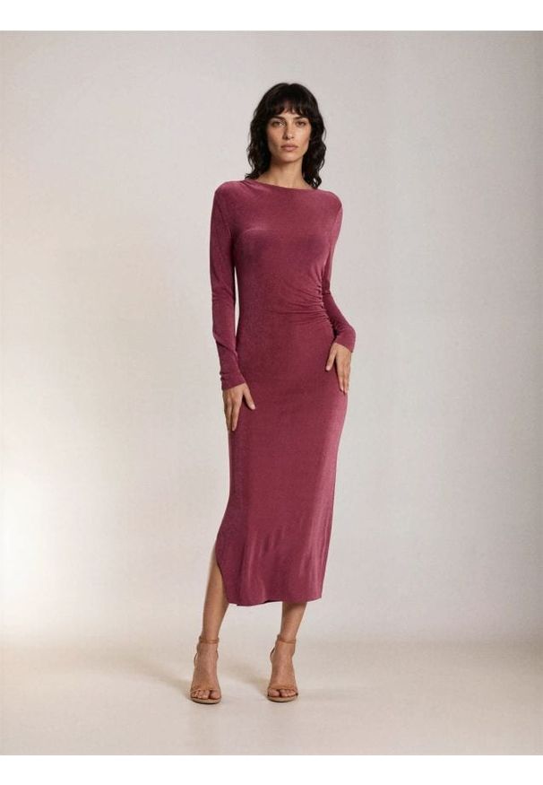 Sinsay - Sukienka midi z marszczeniem i rozcięciem - różowy. Kolor: różowy. Długość: midi