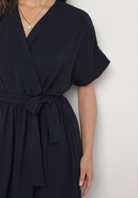 Born2be - Granatowa Sukienka z Bawełną i Ozdobnym Paskiem Lunistra. Okazja: na co dzień. Kolor: niebieski. Materiał: bawełna. Wzór: aplikacja. Styl: elegancki, casual, klasyczny #5