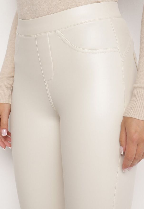 Born2be - Ciemnobeżowe Legginsy z Ekoskóry z Wysokim Stanem i Imitacją Kieszeni Merievia. Okazja: na co dzień. Stan: podwyższony. Kolor: beżowy. Sezon: zima. Styl: klasyczny, casual, elegancki