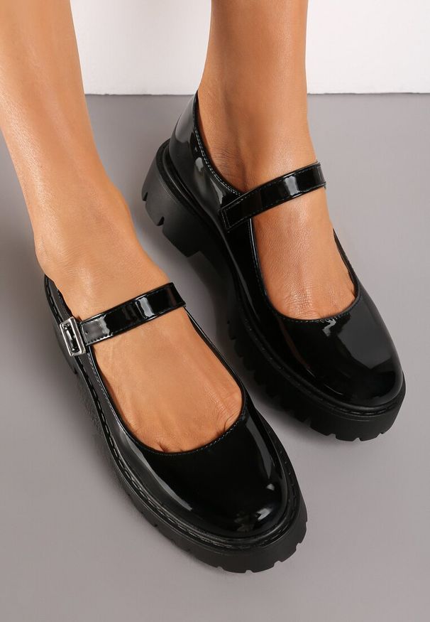 Renee - Czarne Lakierowane Półbuty z Okrągłymi Noskami i Sprzączką Livane. Nosek buta: okrągły. Zapięcie: sprzączka. Kolor: czarny. Materiał: lakier