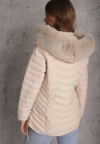 Renee - Jasnobeżowa Przejściowa Kurtka z Pikowaniem Bocznymi Ściągaczami i Kapturem Fezizia. Okazja: na co dzień. Kolor: beżowy. Materiał: futro, poliester, jeans. Styl: casual, elegancki #4