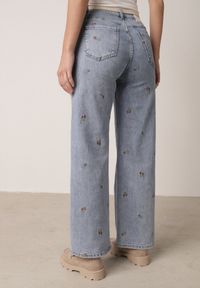 Born2be - Niebieskie Jeansy z Bawełną o Szerokim Kroju z Wysokim Stanem Ozdobione Haftem Oslian. Okazja: na co dzień. Stan: podwyższony. Kolor: niebieski. Długość: długie. Wzór: aplikacja, haft. Styl: casual, elegancki, klasyczny #3