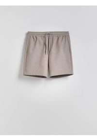 Reserved - Strukturalne szorty regular - bordowy. Kolor: czerwony. Materiał: bawełna, dzianina