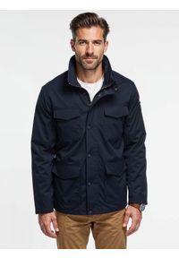 Ombre Clothing - Lekka męska kurtka z wysokim kołnierzem i kieszeniami – granatowa V2. Okazja: na co dzień. Typ kołnierza: kołnierzyk stójkowy. Kolor: niebieski. Materiał: syntetyk, materiał. Wzór: aplikacja. Styl: klasyczny, casual #9