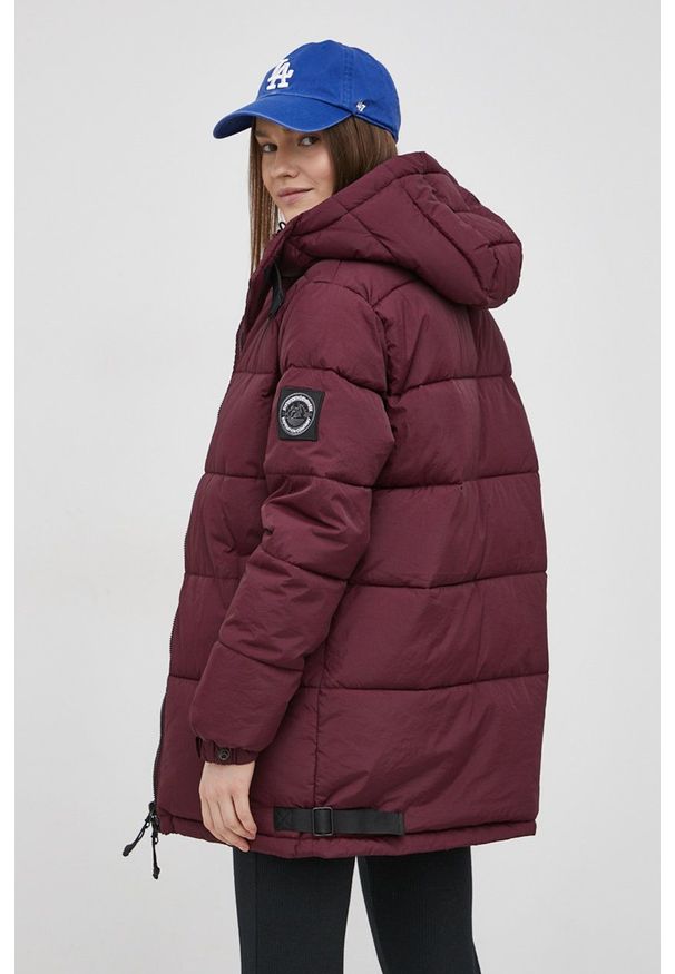 Superdry Kurtka damska kolor bordowy zimowa. Okazja: na co dzień. Kolor: czerwony. Materiał: materiał. Sezon: zima. Styl: casual