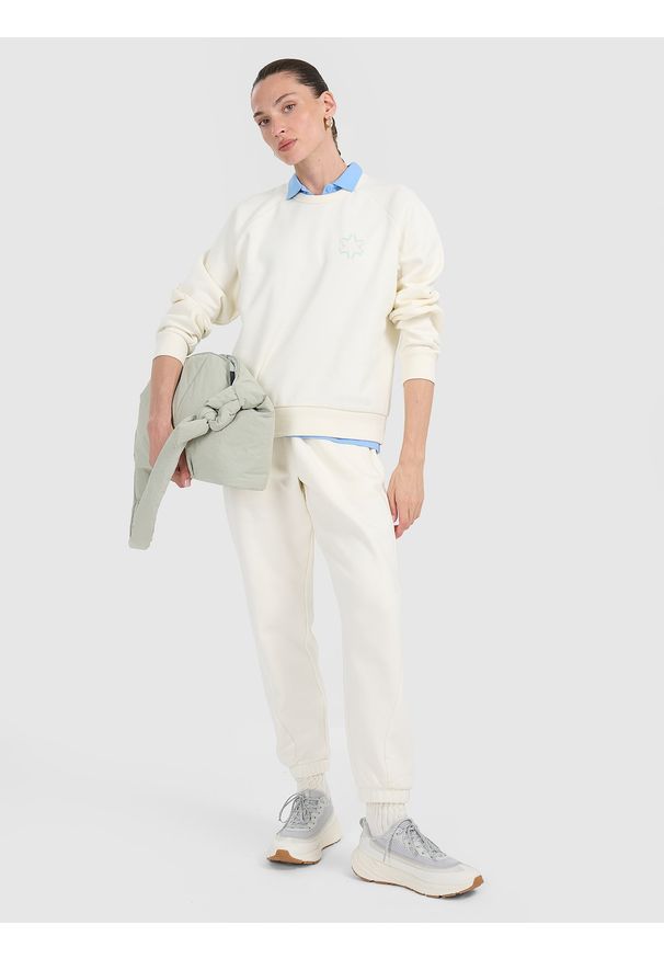 4f - 4F Bluza dresowa nierozpinana bez kaptura damska - biała XL. Okazja: na co dzień. Typ kołnierza: bez kaptura. Kolor: biały. Materiał: dresówka. Styl: casual