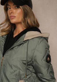 Renee - Zielona Kurtka z Pikowanymi Przeszyciami Kontrastowymi Wstawkami i Kapturem Tulirea. Okazja: na co dzień. Typ kołnierza: kaptur. Kolor: zielony. Materiał: jeans. Styl: casual, elegancki #4
