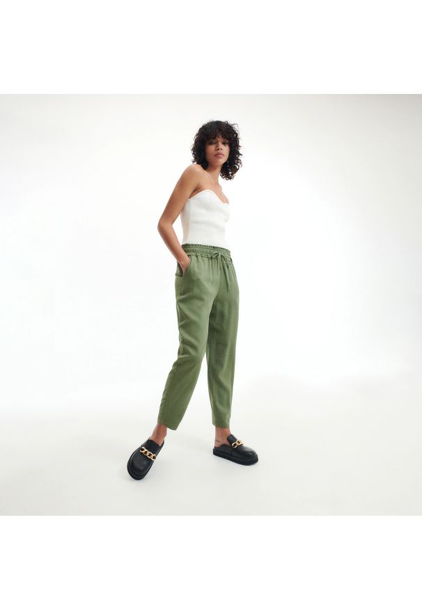 Reserved - Spodnie z wiskozy - Khaki. Kolor: brązowy. Materiał: wiskoza