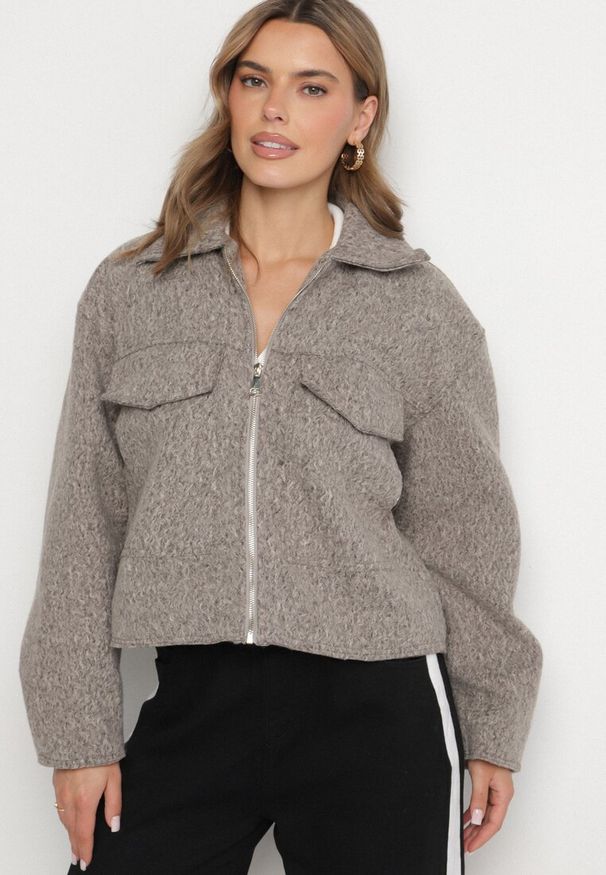 Born2be - Brązowa Pudełkowa Kurtka z Kołnierzykiem i Kieszeniami o Krótkim Fasonie Neliella. Okazja: na co dzień. Kolor: brązowy. Materiał: jeans. Długość: krótkie. Styl: casual, elegancki