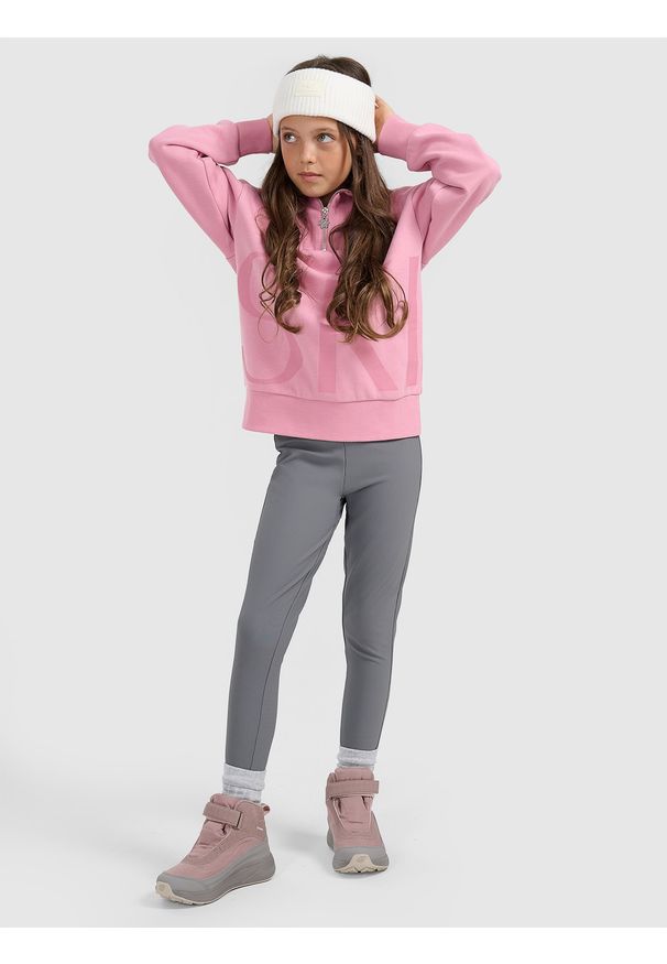 4f - 4F Bluza dresowa loose nierozpinana bez kaptura dziewczęca - różowa 122/128 (6-8 lat). Okazja: na uczelnię, na spacer, na co dzień. Typ kołnierza: bez kaptura. Kolor: różowy. Materiał: dresówka. Sezon: lato. Styl: casual, klasyczny, sportowy