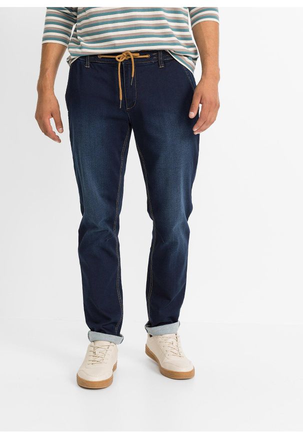 bonprix - Joggery jeansowe regular fit z elastyczną gumką w talii, tapered. Kolor: niebieski. Styl: vintage