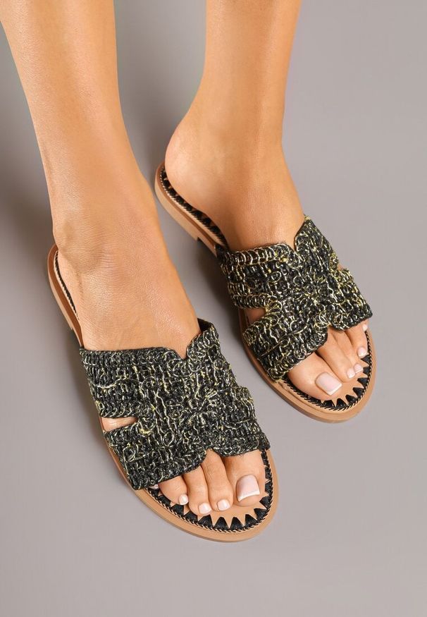 Renee - Czarne Klapki Vices Ozdobione Plecionką Kovirina. Okazja: na co dzień. Kolor: czarny. Materiał: jeans. Wzór: aplikacja. Sezon: lato. Styl: casual