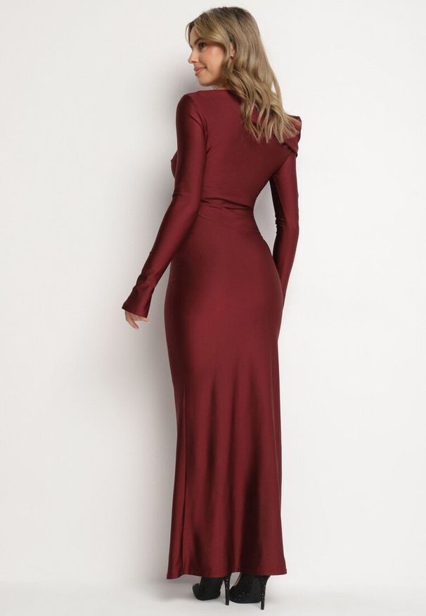 Born2be - Bordowa Dopasowana Sukienka z Rozcięciem i Asymetrycznym Dekoltem Ravielis. Okazja: na imprezę. Kolor: czerwony. Długość rękawa: długi rękaw. Typ sukienki: asymetryczne. Styl: elegancki, klasyczny