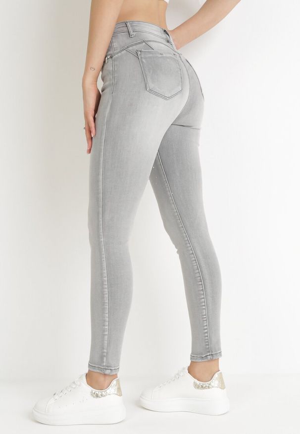Born2be - Jasnoszare Jeansy Skinny Push-Up z Cyrkoniami i Wycięciem Dialline. Kolor: szary. Wzór: aplikacja