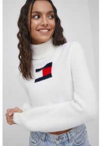 Tommy Jeans sweter z domieszką wełny damski kolor biały z golfem. Okazja: na co dzień. Typ kołnierza: golf. Kolor: biały. Materiał: wełna. Styl: casual