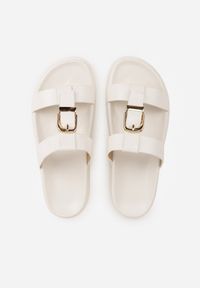 Renee - Białe Klapki Ozdobione Paskiem z Metaliczną Klamrą Kellyss. Okazja: na spacer, na co dzień. Kolor: biały. Materiał: jeans. Wzór: aplikacja. Sezon: wiosna. Styl: casual #6