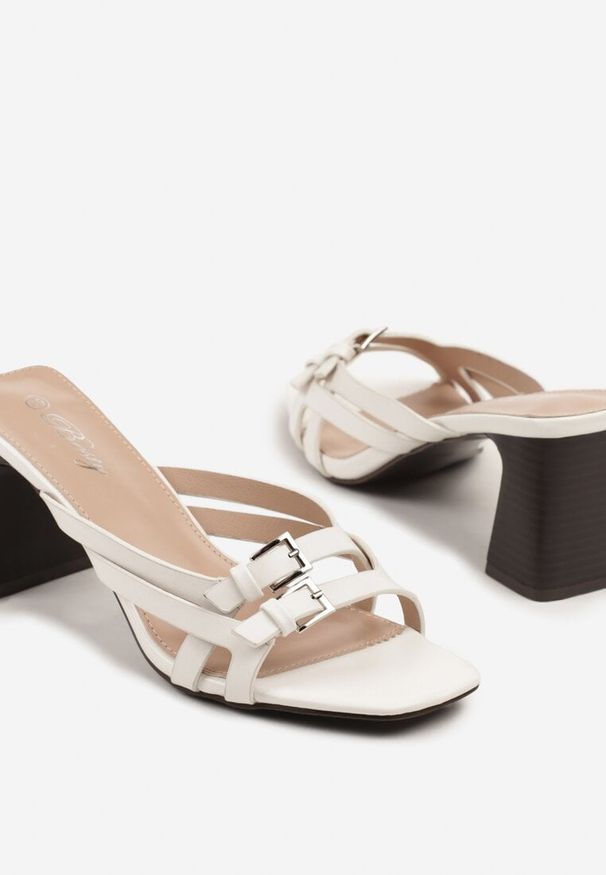 Born2be - Białe Klapki na Obcasie Ozdobione Klamrami Nevolla. Okazja: na co dzień. Kolor: biały. Wzór: aplikacja. Obcas: na obcasie. Styl: casual. Wysokość obcasa: średni